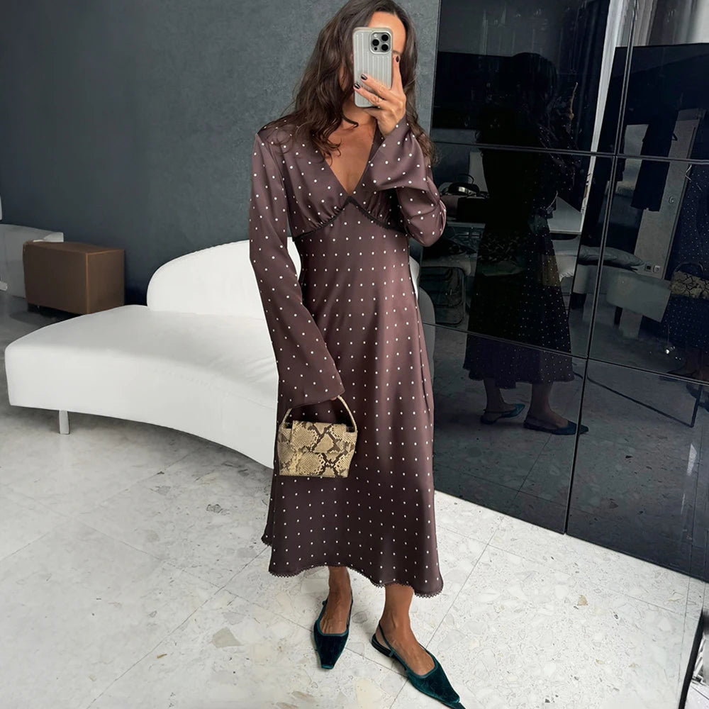 Vestido de cetim com decote em V