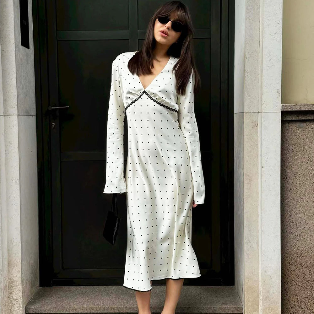 Vestido de cetim com decote em V