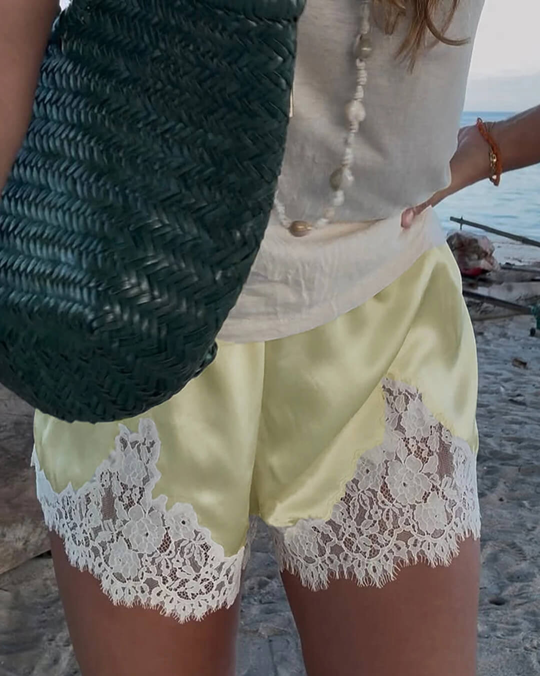 Calções curtos Shaina em cetim com acabamento de renda