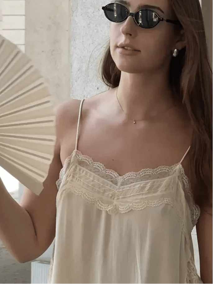 Top de alças com acabamento em renda Sia