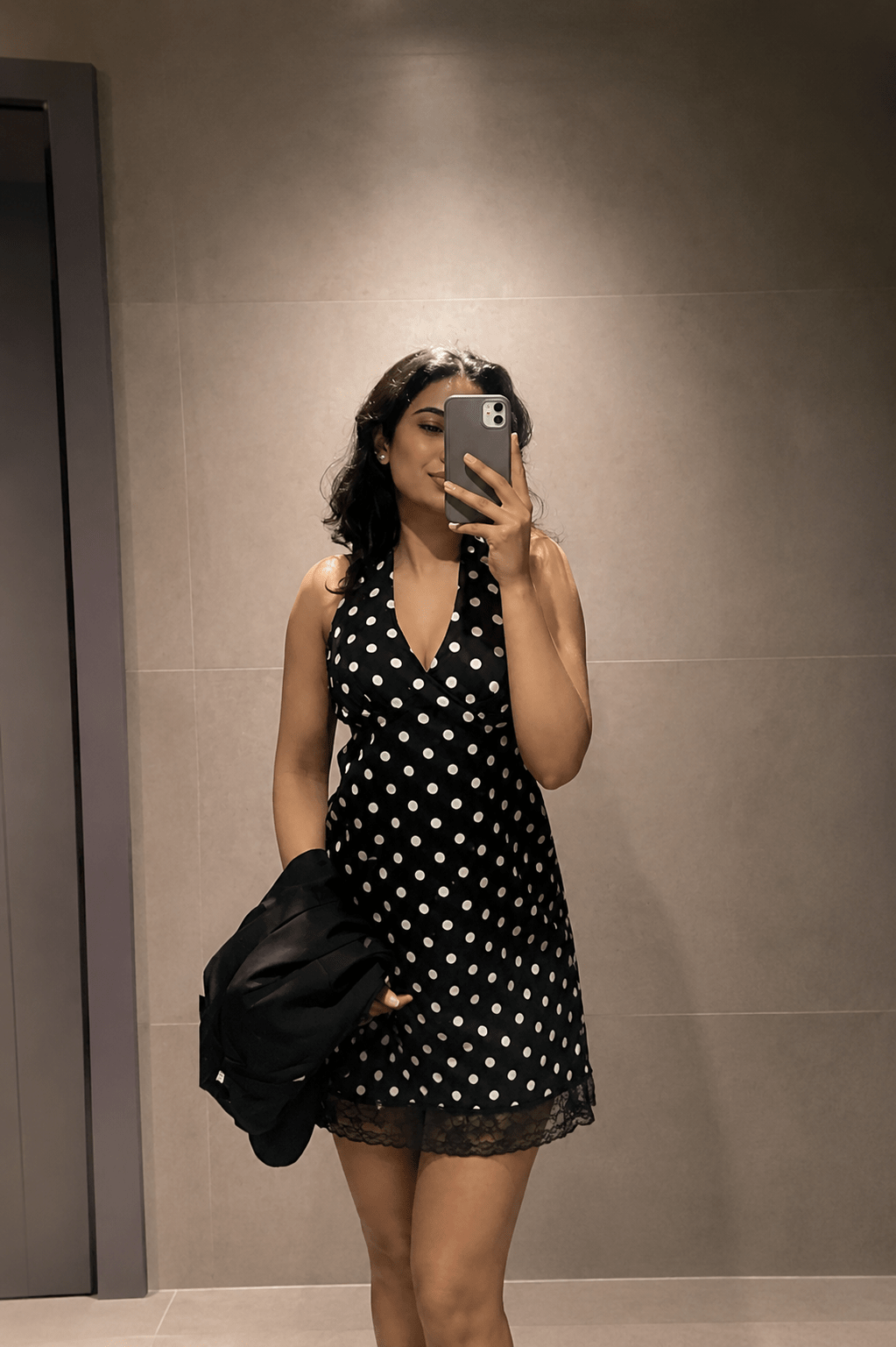 Vestido curto Sofia às bolinhas e sem costas