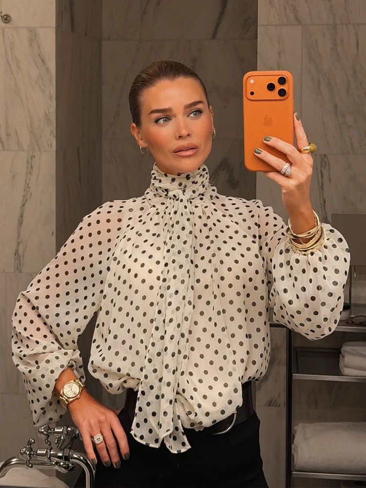 Blusa Sofia de gola subida com padrão de bolinhas