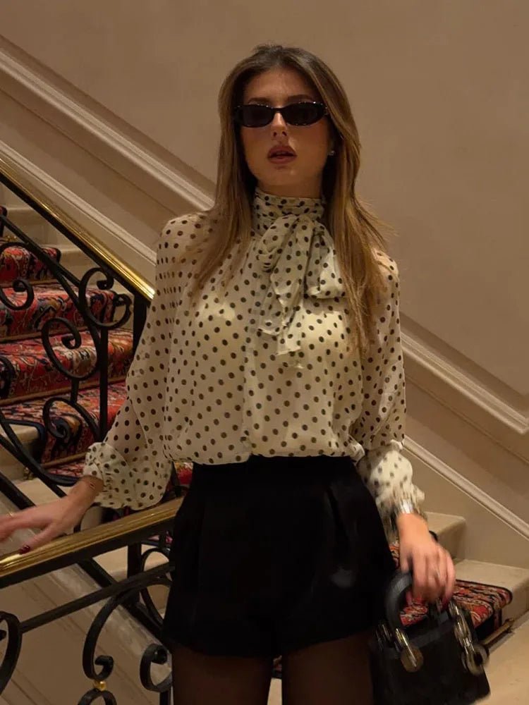 Blusa Sofia de gola subida com padrão de bolinhas
