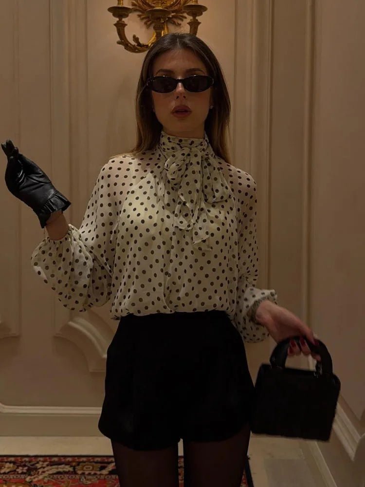 Blusa Sofia de gola subida com padrão de bolinhas