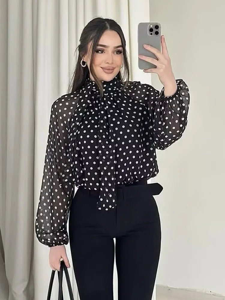 Blusa Sofia de gola subida com padrão de bolinhas