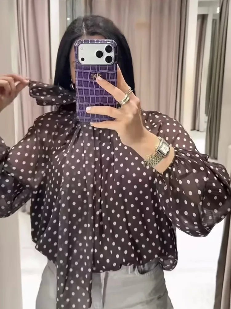 Blusa Sofia de gola subida com padrão de bolinhas