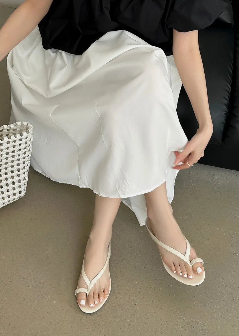 Chinelo raso Sophia com tira entre os dedos