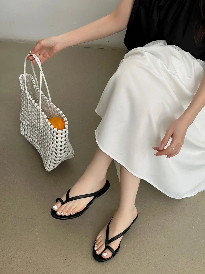 Chinelo raso Sophia com tira entre os dedos