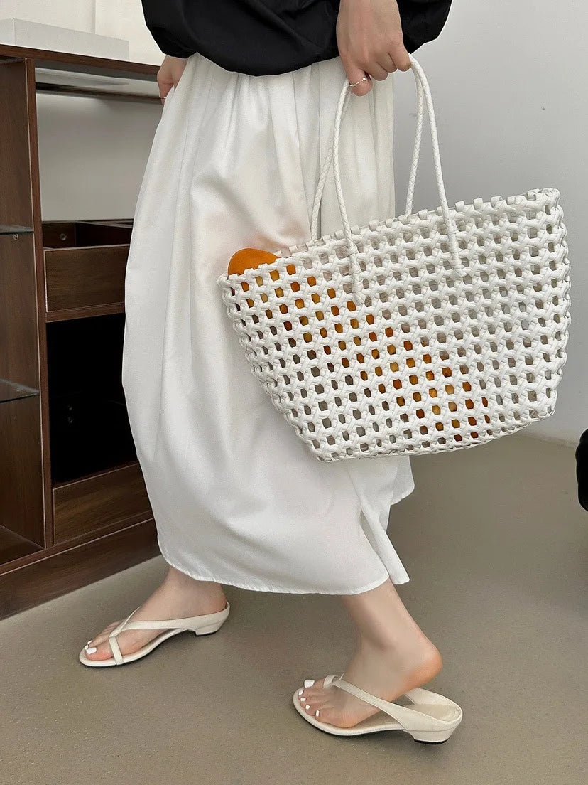Chinelo raso Sophia com tira entre os dedos
