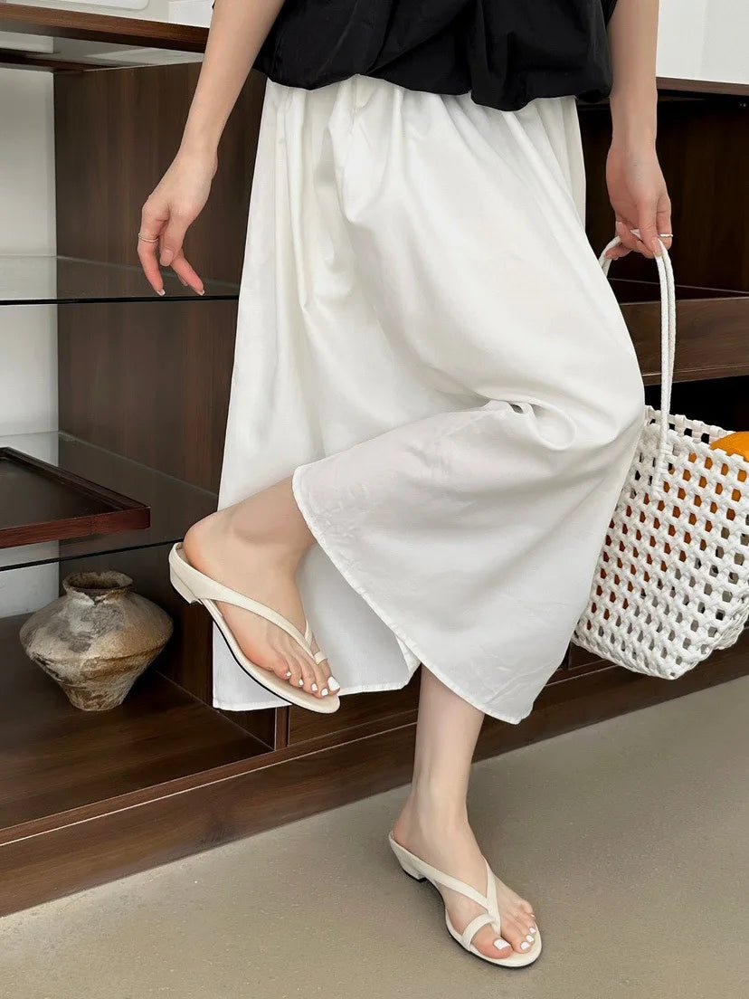 Chinelo raso Sophia com tira entre os dedos