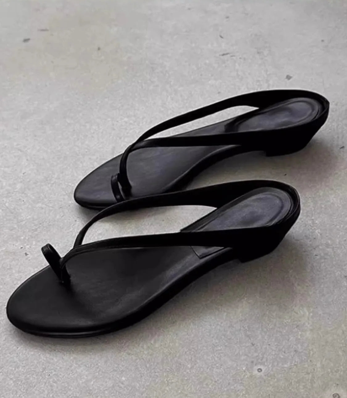 Chinelo raso Sophia com tira entre os dedos