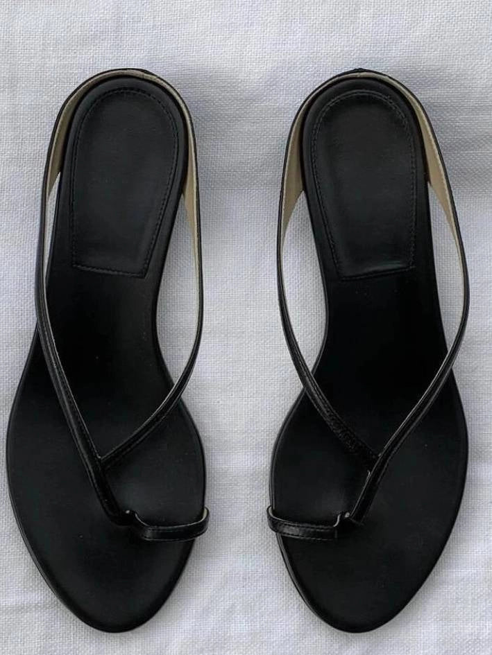 Chinelo raso Sophia com tira entre os dedos