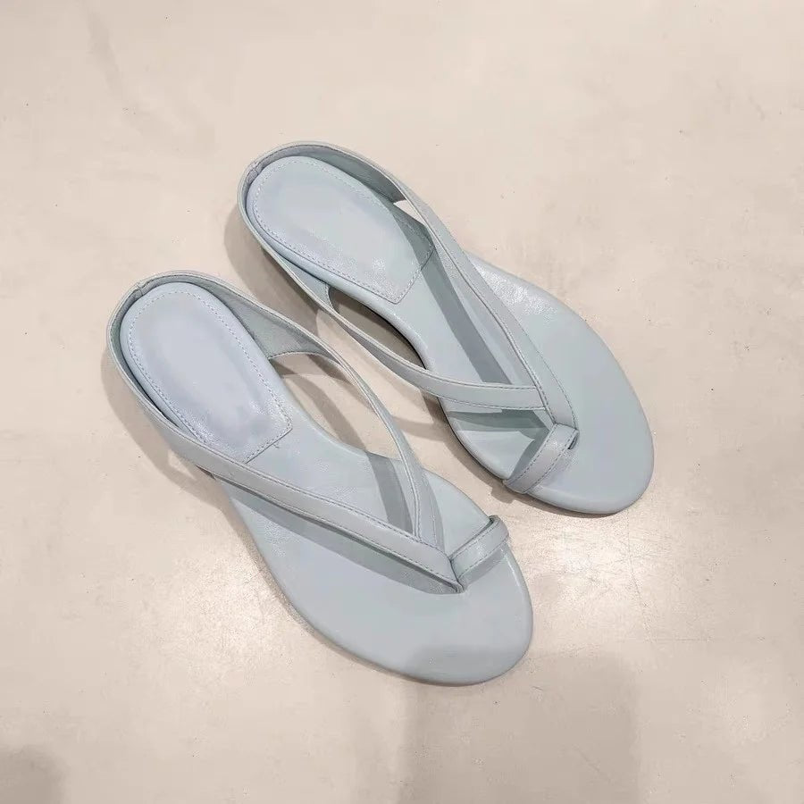 Chinelo raso Sophia com tira entre os dedos