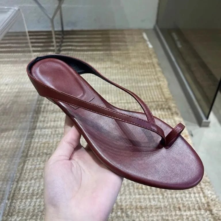 Chinelo raso Sophia com tira entre os dedos
