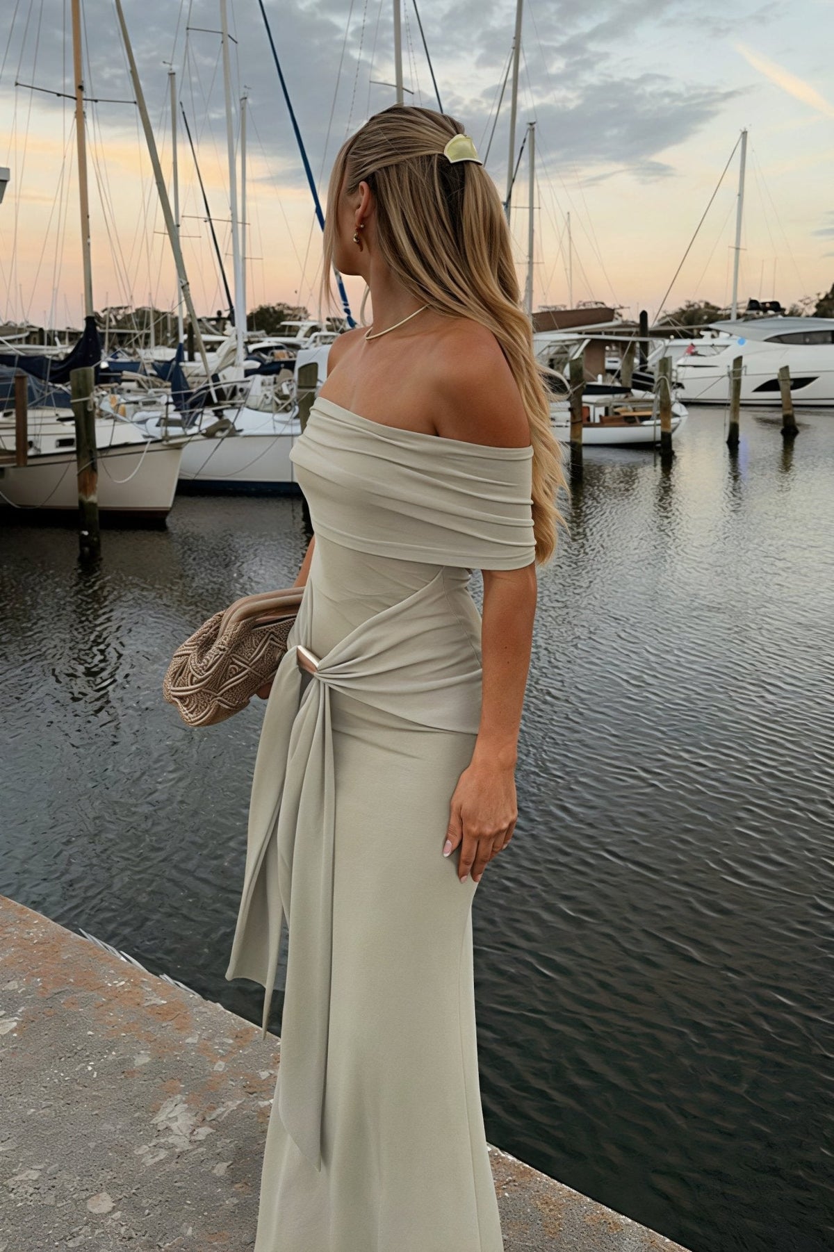 Vestido comprido justo Sophia, de ombros descobertos, com alças com laço