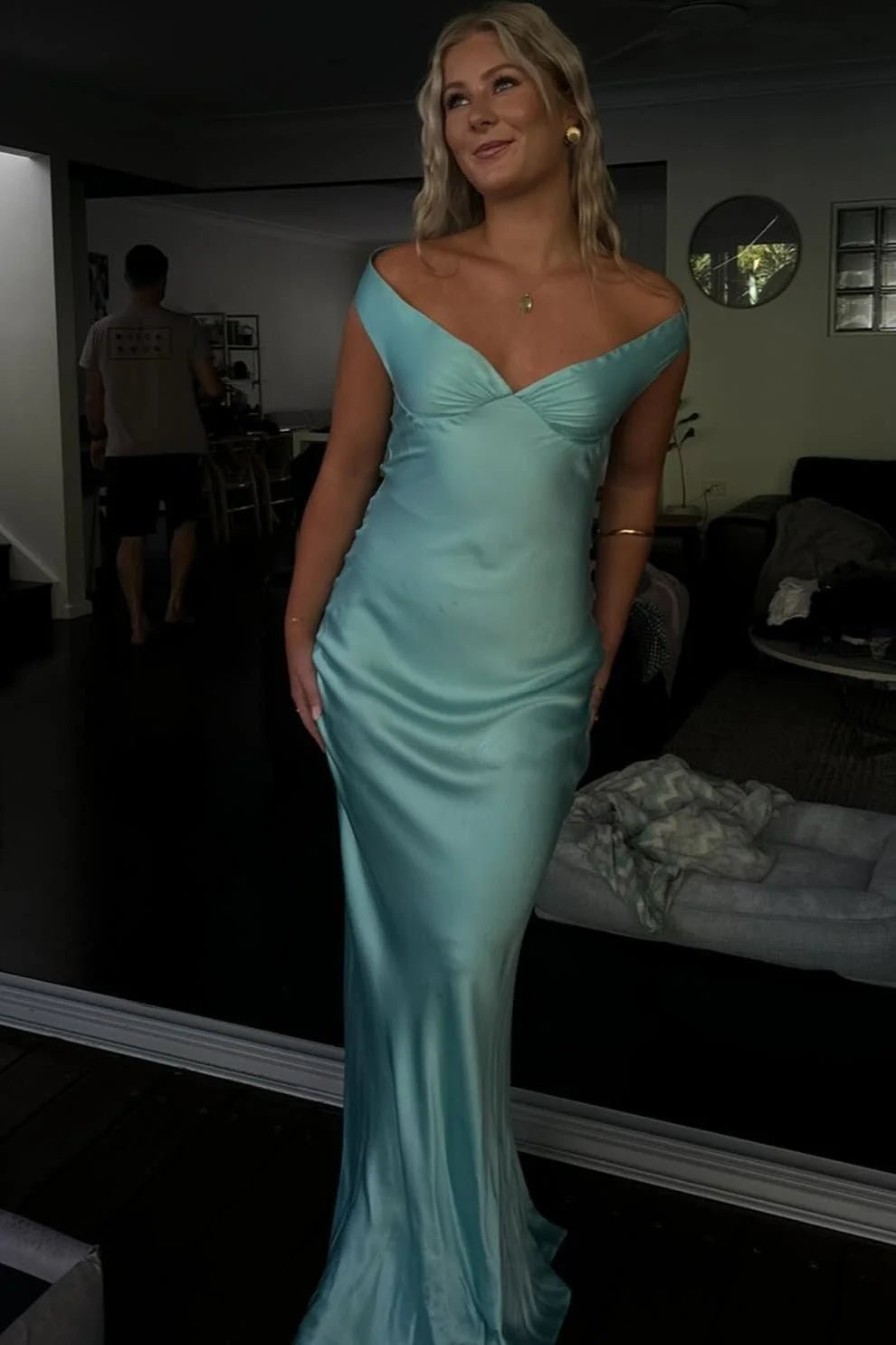 Maxivestido Sophia em cetim, sem ombros