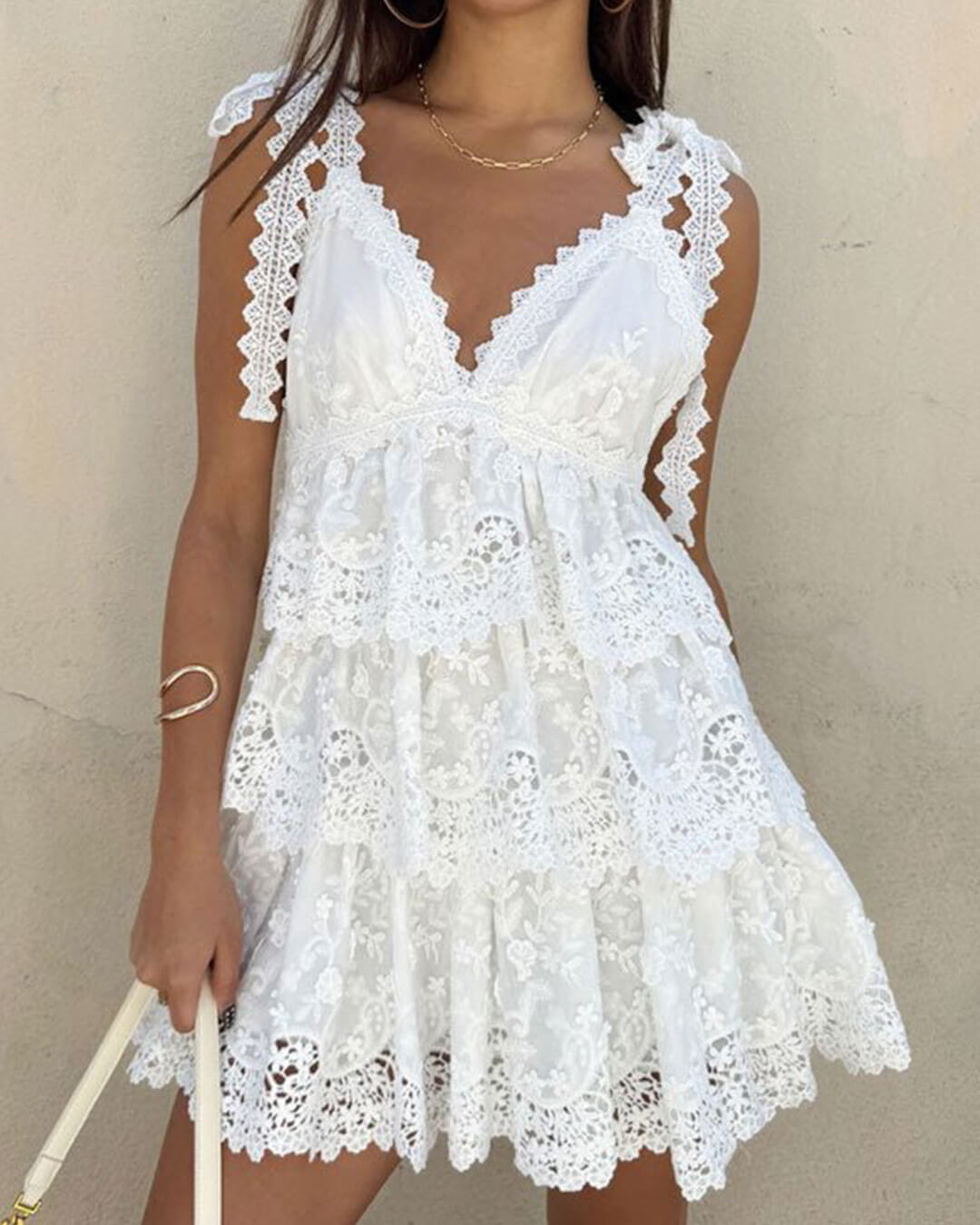 Vestido curto Sophia de renda em camadas e decote em V