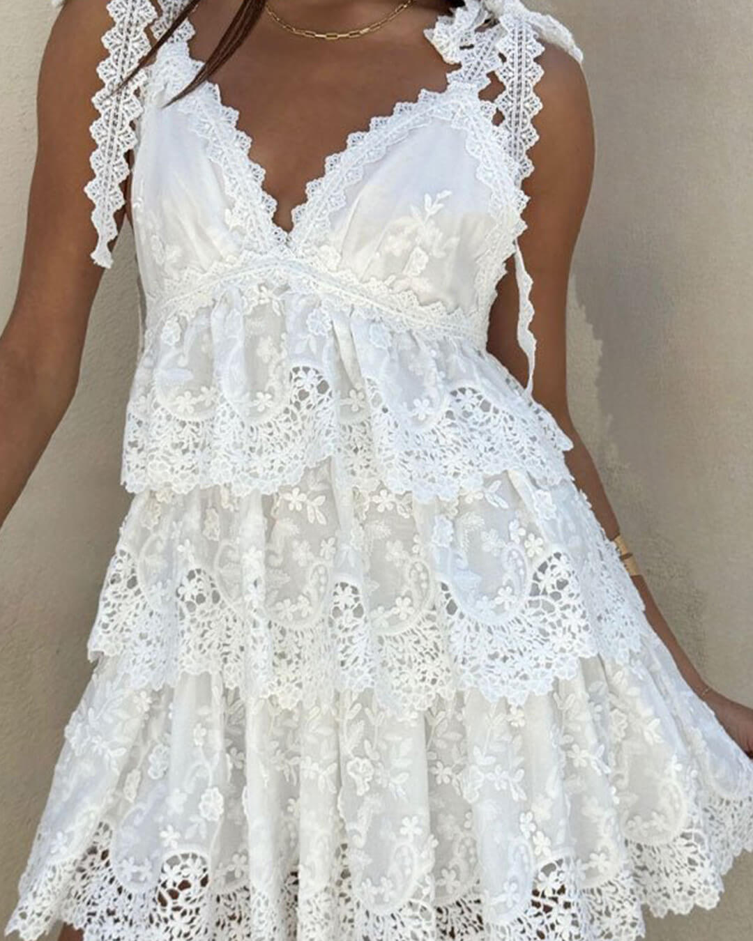 Vestido curto Sophia de renda em camadas e decote em V