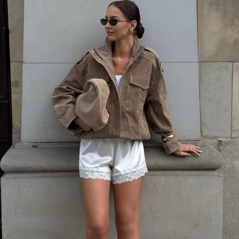 Blusão bomber oversized de camurça com gola subida