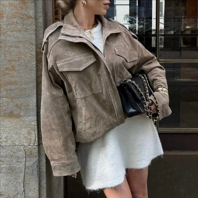 Blusão bomber oversized de camurça com gola subida