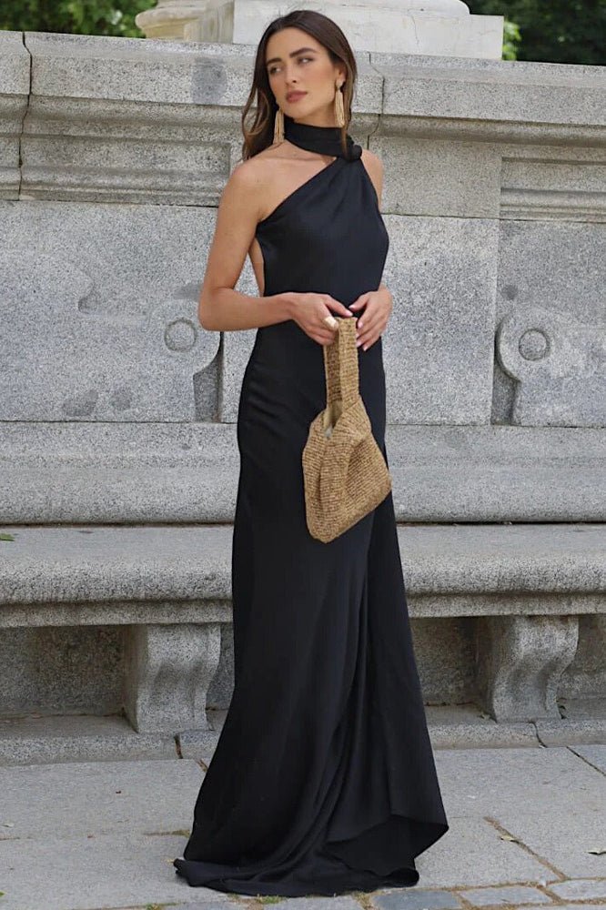 Vestido Suri de cetim, com decote halter e capa