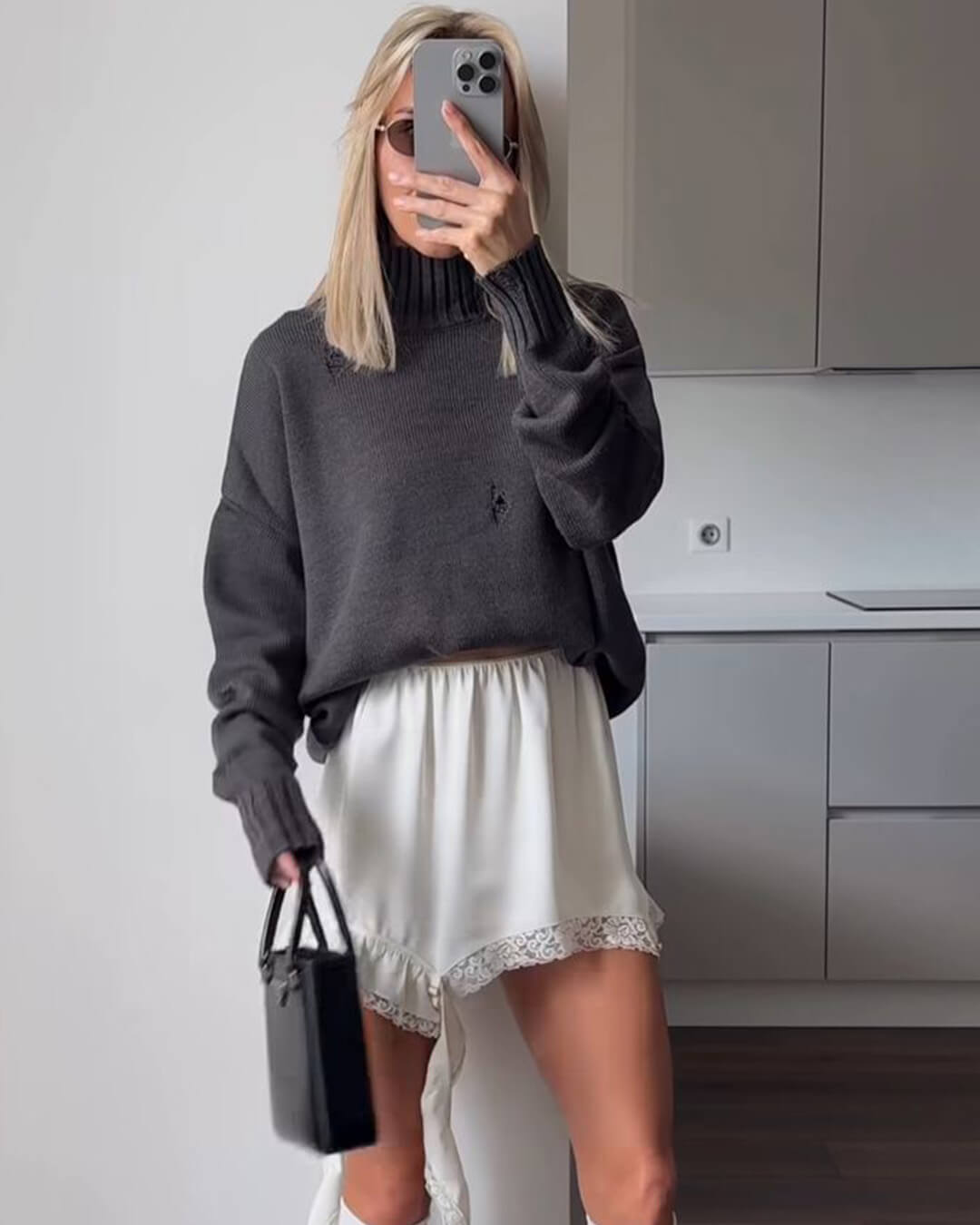 Saia midi Susan de cetim assimétrica