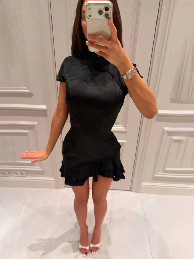 Vestido Candice de cetim com gola de renda