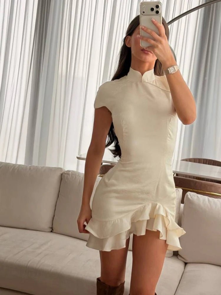 Vestido Candice de cetim com gola de renda