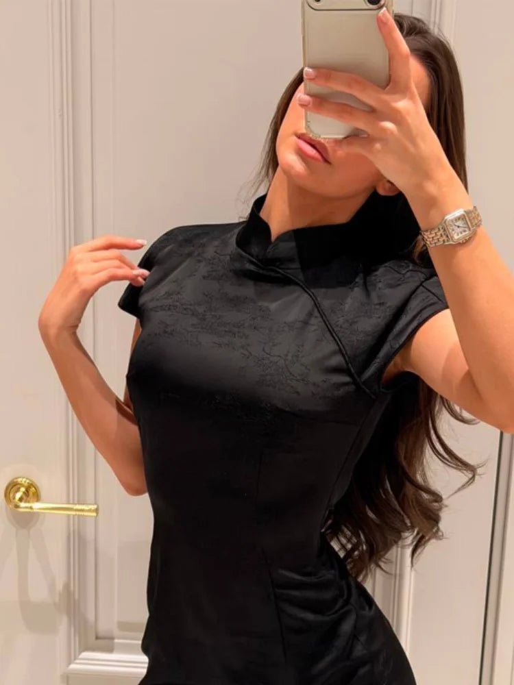 Vestido Candice de cetim com gola de renda