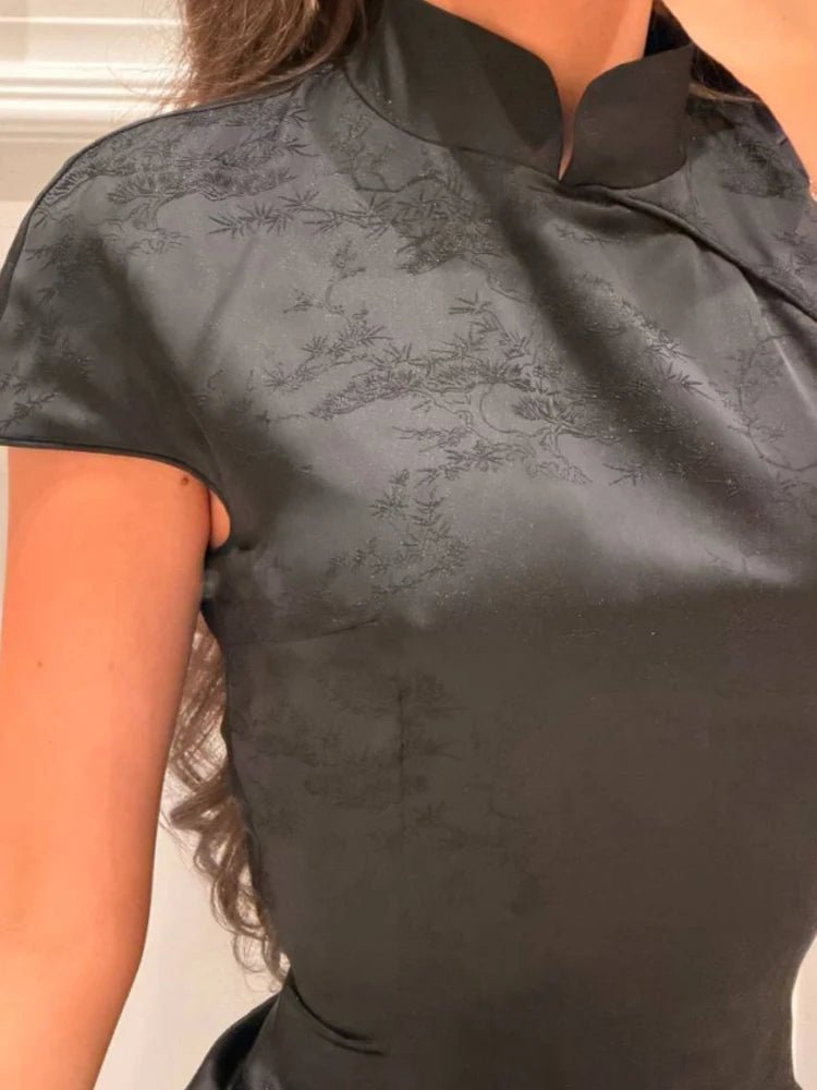 Vestido Candice de cetim com gola de renda