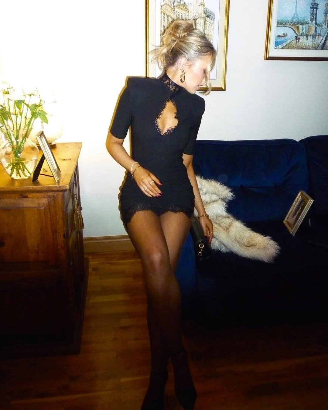 Vestido curto de renda e gola alta Taylor