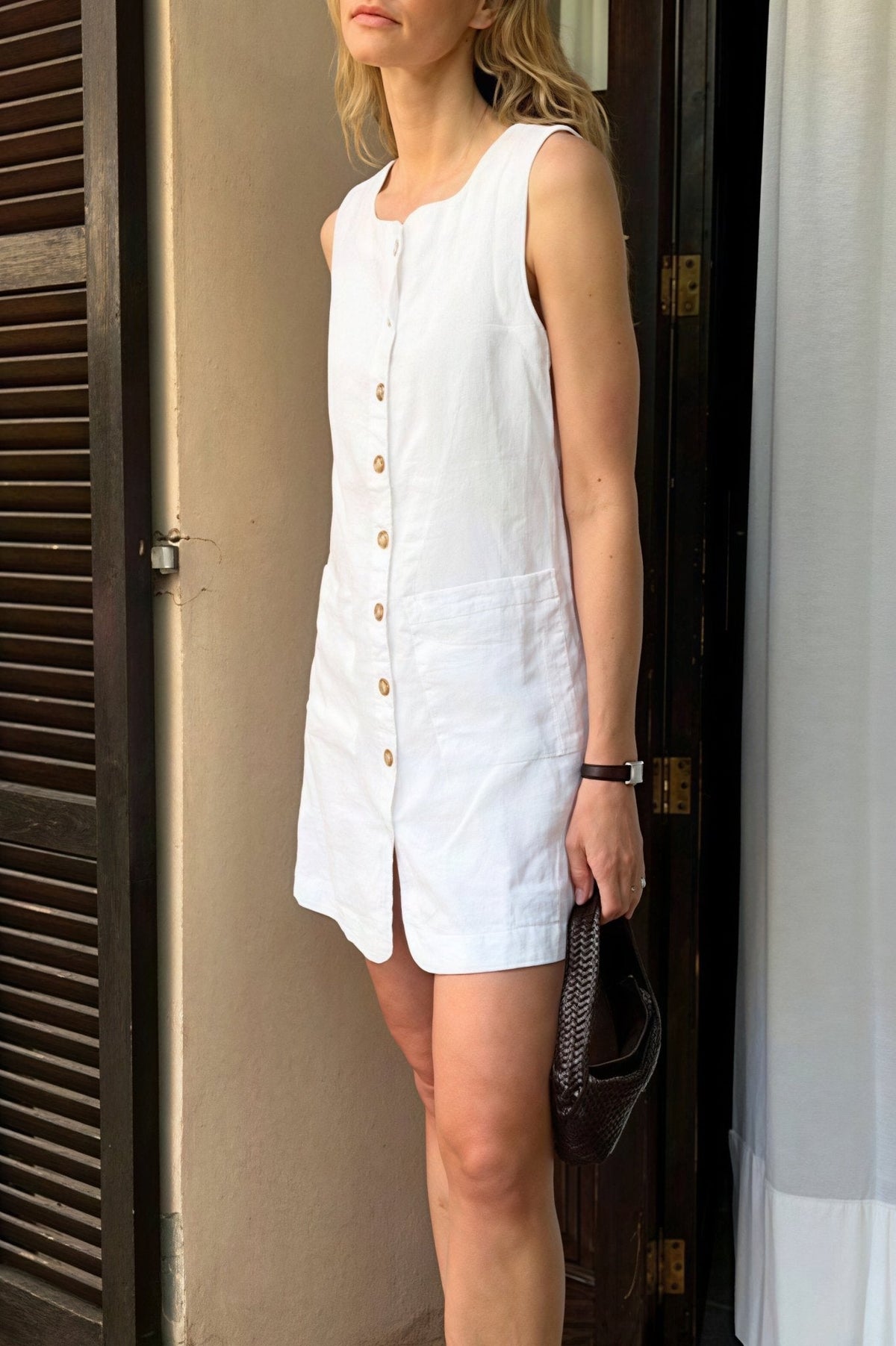 Vestido curto Themis em linho, com decote quadrado e botões