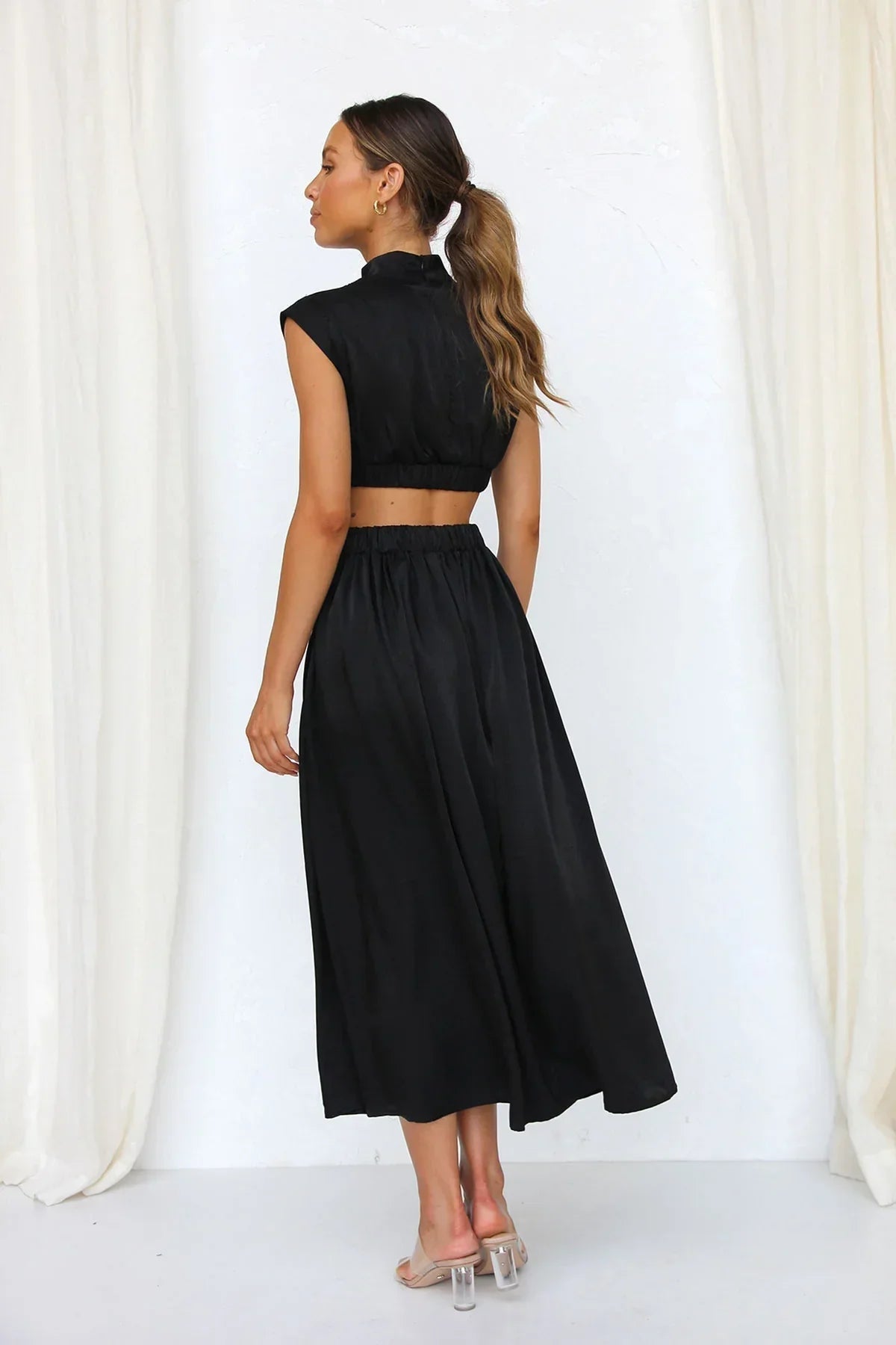 Vestido midi Valentina de gola subida com recortes na cintura