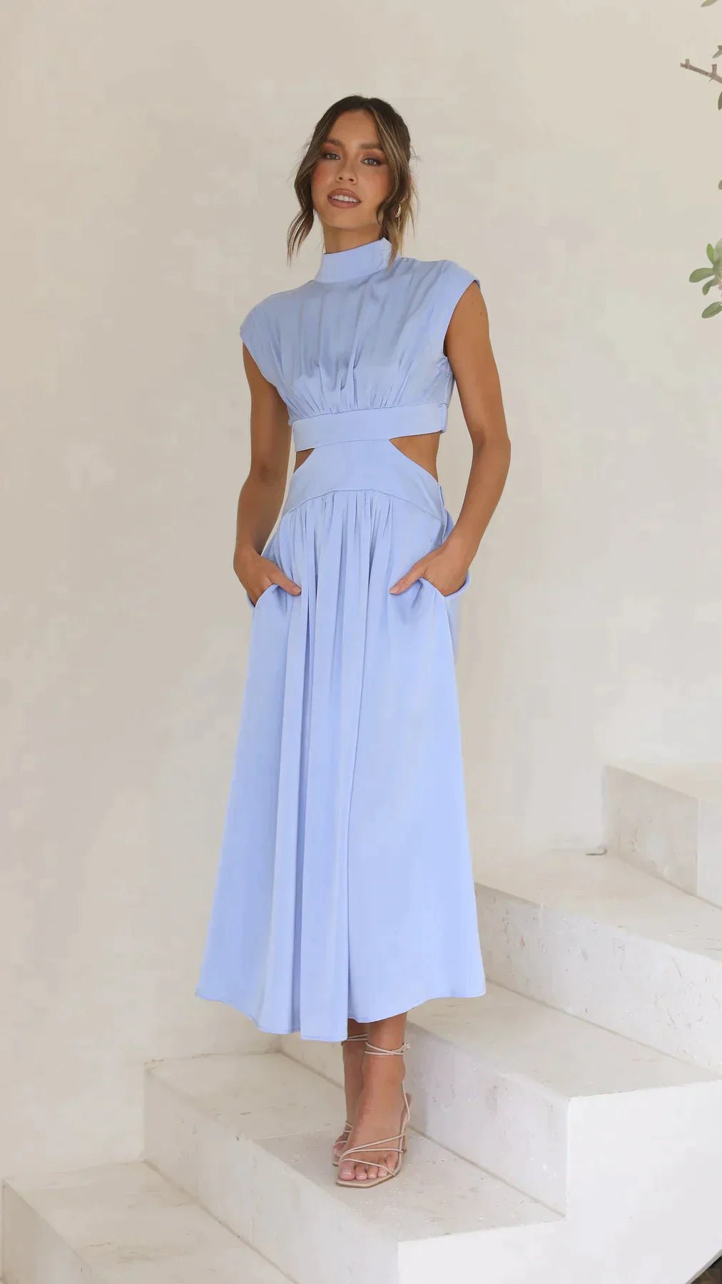 Vestido midi Valentina de gola subida com recortes na cintura
