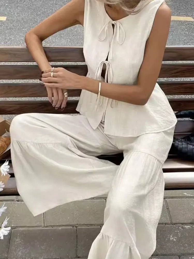 Conjunto Vianne de colete com atilhos à frente e calças