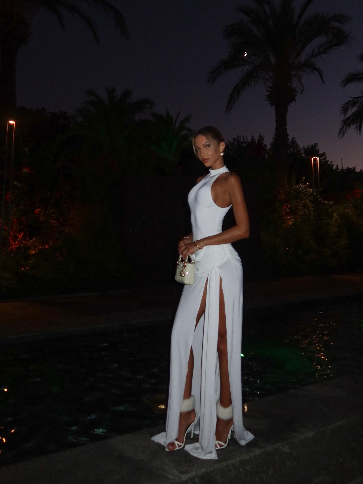 Vestido comprido com gola subida e racha Winona