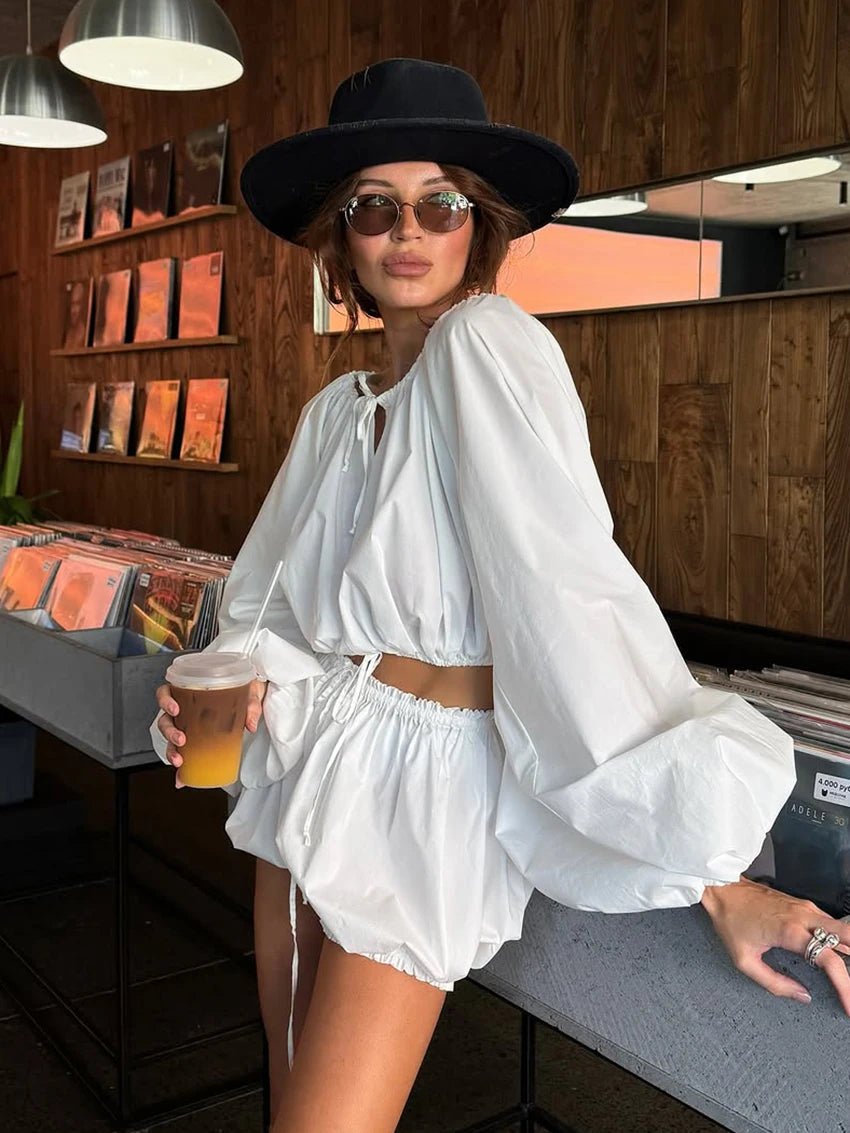 Conjunto de blusa de ombros descobertos e calções Zoe